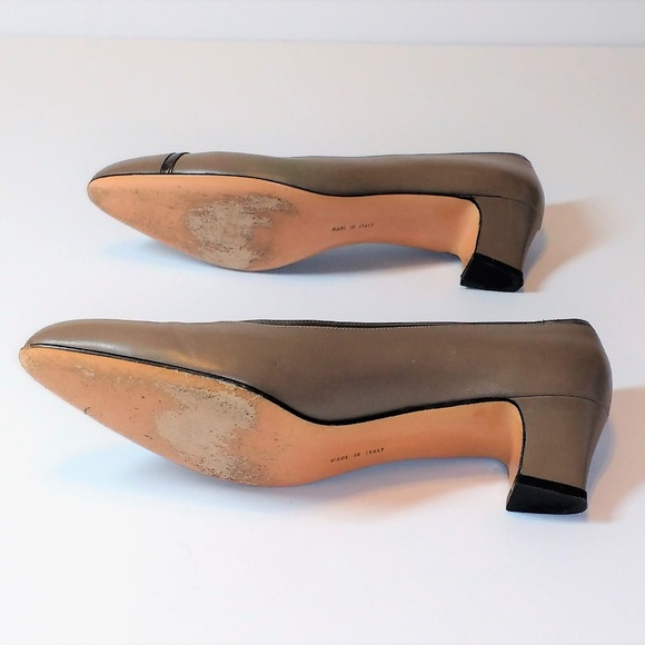 *Salvatore Ferragamo taupe leather pumps Italy 7.5 Vintage - Picture 6 of 7